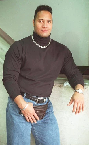 rs_634x1024-220314144632-634-the_rock-fanny_pack-twitter-gj.jpg